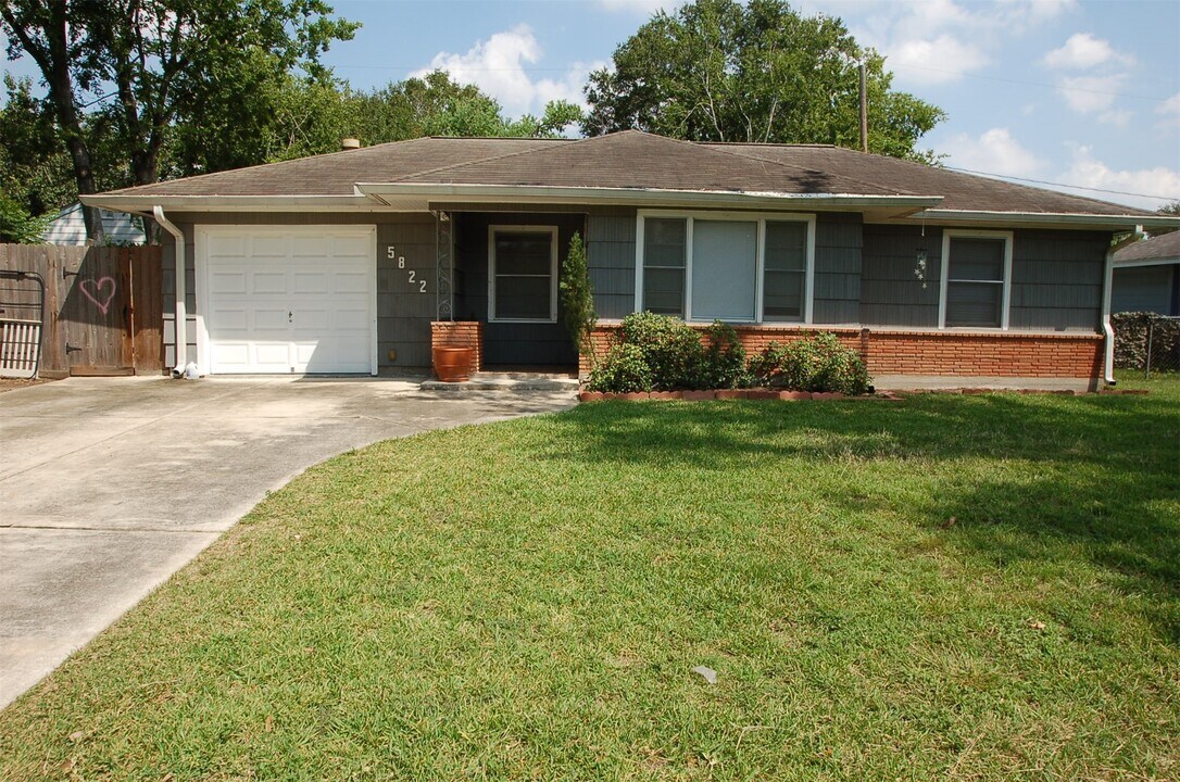 5822 Grape St in Houston, TX - Building Photo