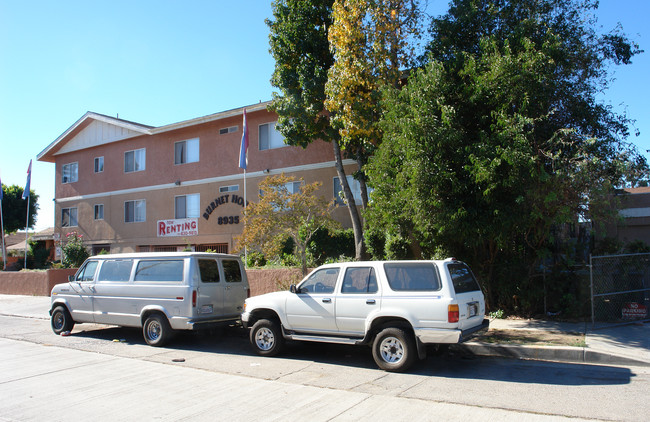 Burnet House Apartments in San Fernando, CA - Foto de edificio - Building Photo