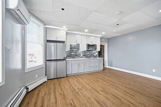 32 W Main St, Unit 2 in Bay Shore, NY - Building Photo - Building Photo