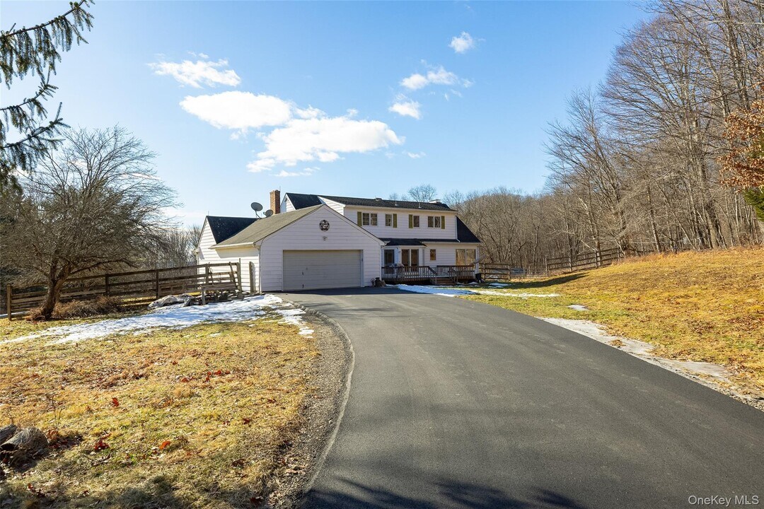 123 Brush Hill Rd in Millbrook, NY - Building Photo