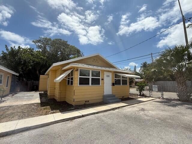 property at 400 Metcalf Ct