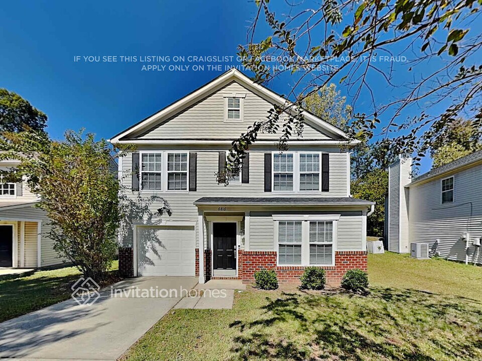 6816 Wandering Creek Dr in Charlotte, NC - Foto de edificio