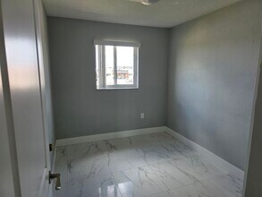 6575 W 4th Ave, Unit West Property 507 in Hialeah, FL - Building Photo - Building Photo