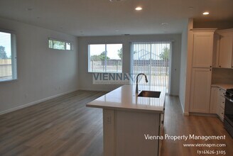 513 Fox Hunt Wy in Rio Linda, CA - Building Photo - Building Photo