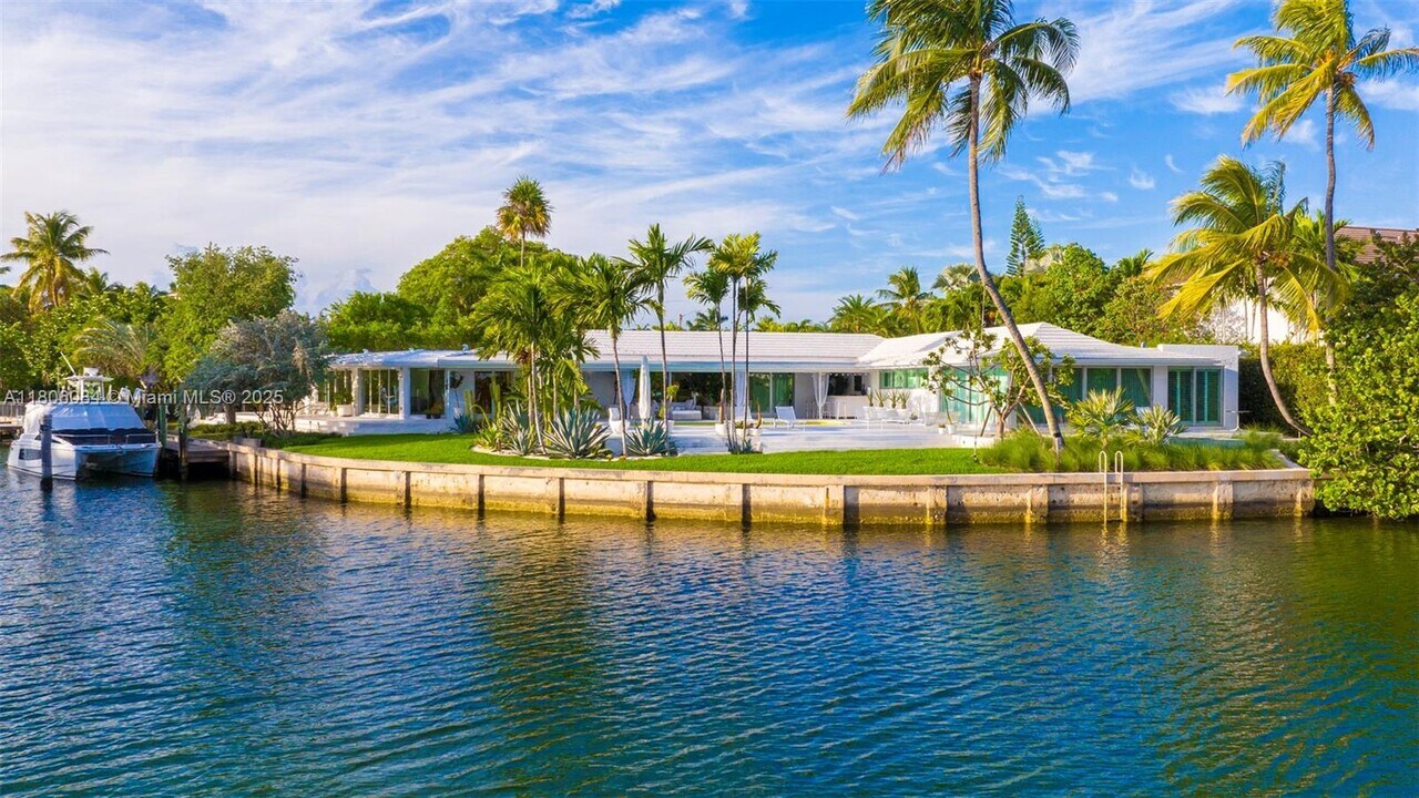 250 Knollwood Dr in Key Biscayne, FL - Building Photo