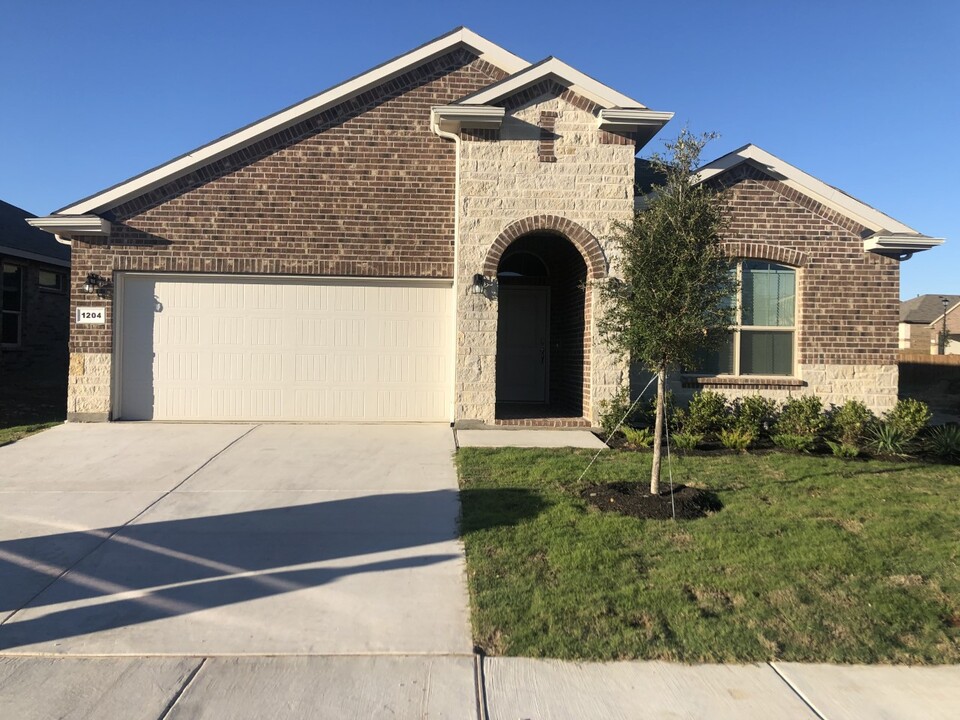 1204 Kerrville Ln in Hudson Oaks, TX - Foto de edificio