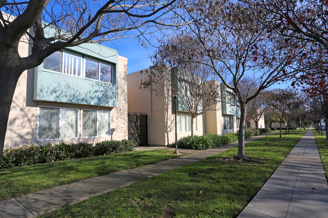 Lord Tennyson in Hayward, CA - Foto de edificio