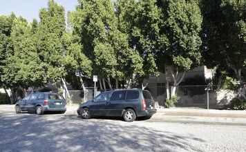 Willow Crest Apartments in North Hollywood, CA - Foto de edificio - Building Photo
