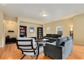 621 NE Newstead Ln, Unit 621 in Hillsboro, OR - Foto de edificio - Building Photo