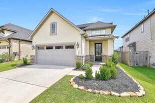 1439 Northwood Blf Ln in Pinehurst, TX - Building Photo