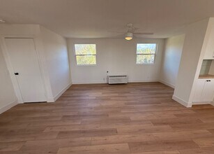 906 Gretna Green Way, Unit #2 in Escondido, CA - Foto de edificio - Building Photo