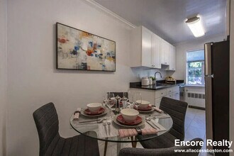 70 St Paul St in Brookline, MA - Foto de edificio - Building Photo