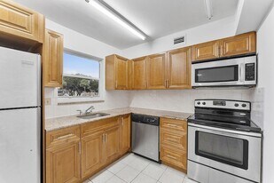 715 Lori Dr, Unit 205 in Palm Springs, FL - Building Photo