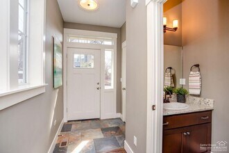 1068 SE Leonel Ln in Bend, OR - Building Photo - Building Photo