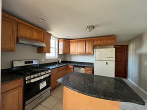 26 Moore St in Lowell, MA - Building Photo - Building Photo