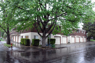 Oak Courts in Portland, OR - Building Photo - Building Photo