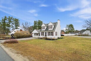 14 Plummer Rd in Bedford, NH - Building Photo