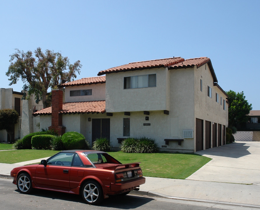 16461 Waterway Cir in Huntington Beach, CA - Building Photo