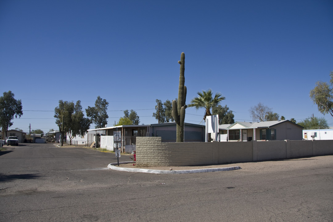 1100 S Warner Dr in Apache Junction, AZ - Foto de edificio