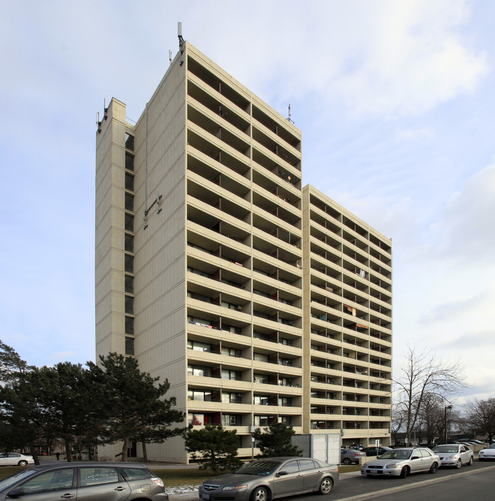 Edwards Manor in Toronto, ON - Building Photo