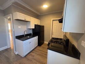 652-658 E 81st St in Chicago, IL - Building Photo