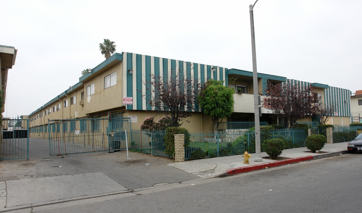8609 Willis Ave in Panorama City, CA - Foto de edificio