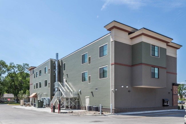 6th Street Centre in Brookings, SD - Foto de edificio - Building Photo