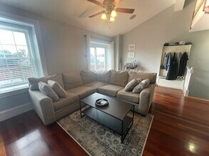 719 E 4th St, Unit 3 in Boston, MA - Foto de edificio - Building Photo