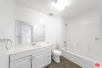 1041 S Manhattan Pl in Los Angeles, CA - Foto de edificio - Building Photo