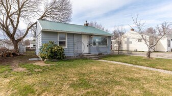 5703 N Alberta St in Spokane, WA - Building Photo