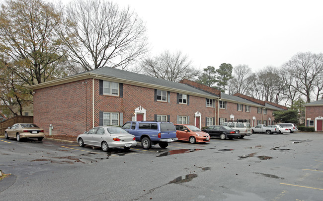 Oakcrest Apartments in Virginia Beach, VA - Building Photo - Building Photo