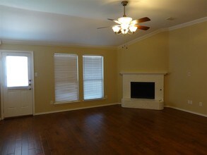915 Hidden Oaks Dr in Burleson, TX - Building Photo - Building Photo