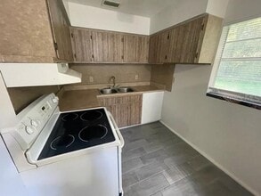 12140 Munbury Dr-Unit -4 in Dade City, FL - Building Photo - Building Photo