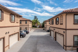 605 N Walnut St in La Habra, CA - Foto de edificio - Building Photo