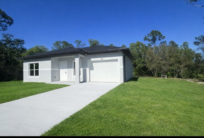 3205 East 11th Street in Lehigh Acres, FL - Building Photo - Building Photo
