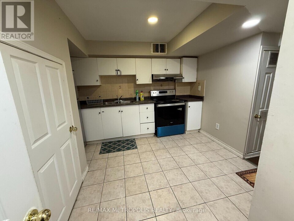 106 Marydale Ave in Markham, ON - Building Photo