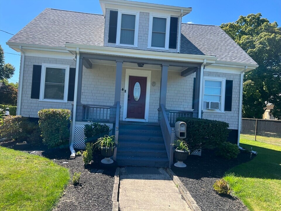 24 Angell St in Attleboro, MA - Building Photo