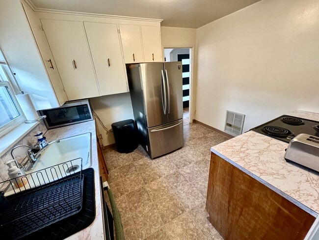 715 Loma St in Redding, CA - Foto de edificio - Building Photo