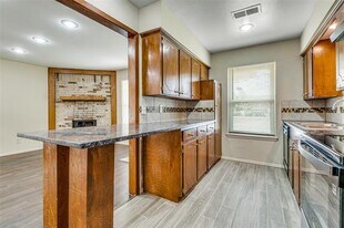 110 Crandall Rd in Irving, TX - Building Photo