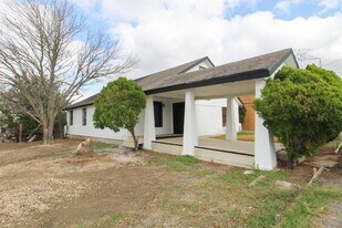 8102 N U.S. Hwy 183 in Lockhart, TX - Building Photo