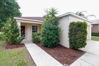 402 Maple Pointe Dr in Seffner, FL - Building Photo - Building Photo