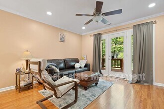 1 Forest Glen Dr in Chapel Hill, NC - Building Photo - Building Photo