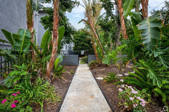 6651 Haskell Ave in Van Nuys, CA - Building Photo - Building Photo