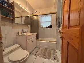 504 Washington St, Unit 1 in Brookline, MA - Foto de edificio - Building Photo