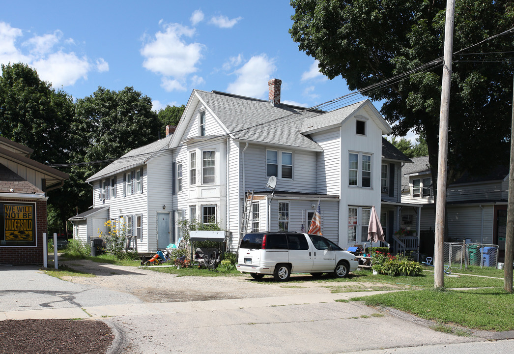 83 Lebanon Ave in Colchester, CT - Foto de edificio