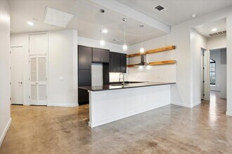 507 Sabine St, Unit 305 in Austin, TX - Building Photo - Building Photo