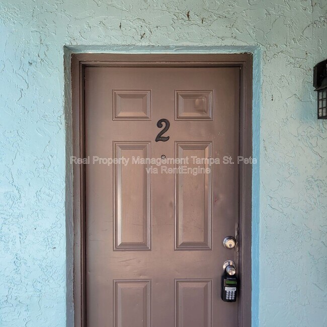 8427 N 39th St in Tampa, FL - Foto de edificio - Building Photo