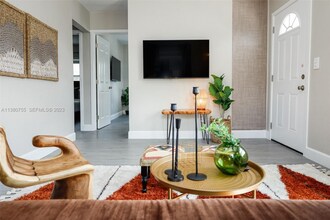 2761 SW 33rd Ave in Miami, FL - Foto de edificio - Building Photo