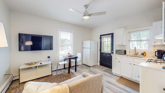 24 Hews St, Unit 1