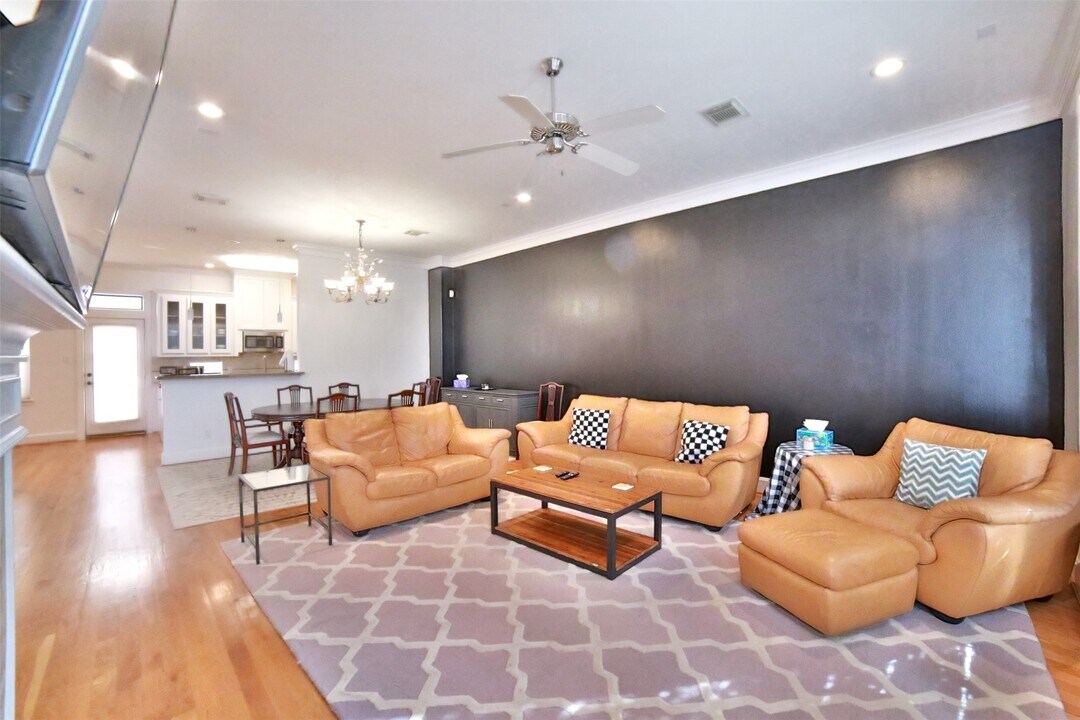 2410 Dorrington St in Houston, TX - Building Photo